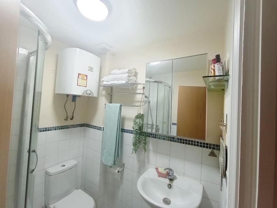 1- Bedroom Flat In London, Sleeps 4, Good Transport Link * Londen